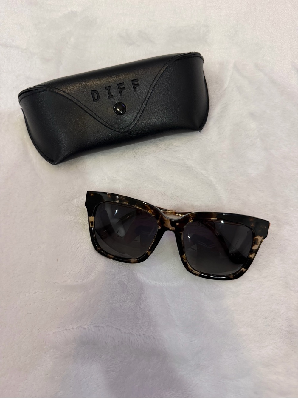 Diff Eyewear Bella Tortoiseshell Square Sunglasses